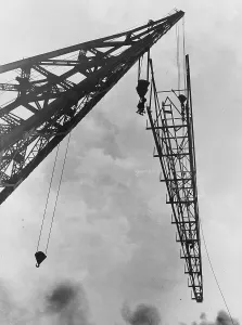 Drucke von 27.April 1927: Ein Mammutkrane wird eingesetzt, um eine Kräne-Brücke in Stellung zu bringen Hulton-Archiv Drucke: Kran im Betrieb