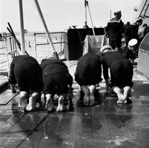 Sailor Life At Sea Drucke: Deck Scrubbing