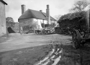 Black And White Farm Scene Drucke: Devon Lane