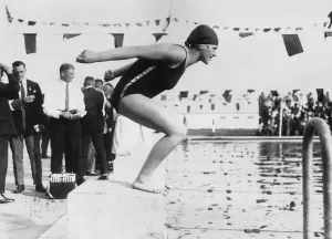Female Swimmer Drucke: Diving Start