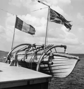 Colonial Era Images Drucke: Under Two Flags