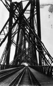Drucke von Der Nordbogen des Forth Bridge, der den Firth of Forth bei Queensferry überspannt Unverwechselbare, Industrielle Kunst An Einer Der Größten Freitragenden Fachwerkbrücken Drucke: Königstularbrücke