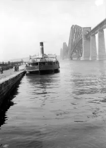 Drucke von Um circa 1925: Ein Dampfer auf dem River Forth nahe der Forth Bridge zu sehen Unverwechselbare, Industrielle Kunst An Einer Der Größten Freitragenden Fachwerkbrücken Drucke: Firthbrücke