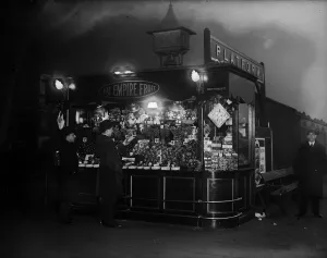 Black And White Landscape Photography Drucke: Fruit Kiosk