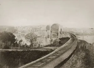 Drucke von 1869: Isambard Kingdom Brunels 930 Fuß lange König-Albert-Bridge , der über den Fluss Tamar in Saltschall, Cornwall steht . (Foto von Hulton Archive/ Getty Images ) Brunel War Einer Der Vielseitigsten Und Kühnsten Ingenieure Des 19. Jahrhunderts. Dies Ist Eine Sammlung Von Porträts Von Isambard Und Einigen Seiner Entwürfe Von Tunneln, Brücken, Eisenbahnlinien Und Berühmten Schiffen Drucke: König-Albert-Brücke