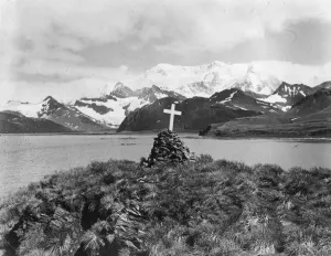 Drucke von 1922: Das Denkmal für den irischen Entdecker Sir Ernest Shackleton auf der Hauptinsel Südgeorgien Südgeorgien Und Südliche Sandwichinseln Drucke: Schachtelhütte Denkmal