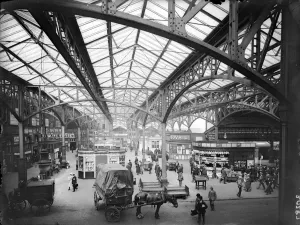 Drucke von Juni 1921: Der Innenraum der Marylebonn Station in London, die zum Großherzoglichen Eisenbahn-Netz gehört. (Fotografie von Topical Press Agency/ Getty Images) Schwarz-Weiß-Drucke: Marylebont Bahnhof