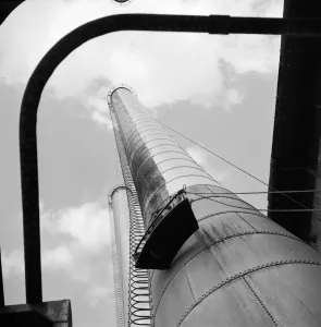 Industrial Architecture Photos Drucke: Oil Refinery Stack
