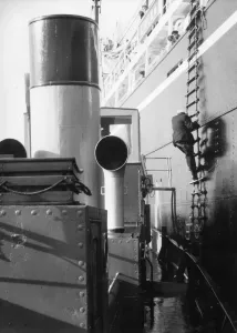Drucke von 1930: Ein Flusspilot aus der PLA-Pilotstation in Gravesend, Kent klettert an Bord eines Schiffes hinauf, um es zu seinem Ziel bei einem der Londoner Hafengebiete zu bringen Gravesend Drucke: Einsatzmann an Bord
