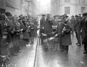 Fox Photos Getty Images Vintage Drucke: Queue Buskers