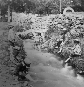 Childhood Nostalgia Photography Drucke: River Children