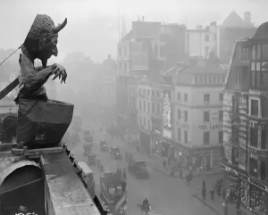 Fox Photos Archive Images Drucke: Rooftop Devil