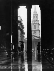 Rainy Day In London Drucke: Sheltering From Rain