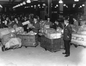 General Strike London Drucke: Sorting Mail