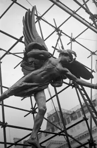 Eros Statue London Drucke: The Statue Returns