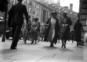 England Street Scene Drucke: Stepping Out