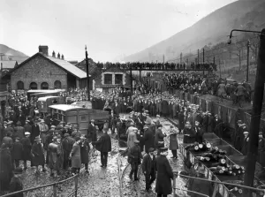 Drucke von 1. März 1927: Eine große Menge wartet am Schachtkopf bei Cwm nahe Ebbw Vale, Monmouthshire, nach einer Explosion im Schacht in der Nachtshiftszeit, die viele Minenarbeiter getötet hat Verwandte Bilder Drucke: Mensches Meer am Stegkopf