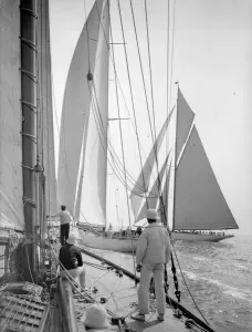Drucke von August 1928: Jachten Cambria und Britannia (König Georges Segelboot) an der Königlichen Regatta bei Cowes teilnehmend. (Fotografie von Puttnam/London Express/ Getty Images) Schwarz-Weiß-Drucke: Segelboote Segeln