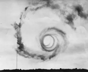 Drucke von 19.Juni 1970: Der Tornadeneffekt hinterließ im Anschluss von Flugzeugen, die für mehrere Minuten anhält und schwerwiegende Unfälle verursachen können Machen Sie Einen Schritt Zurück In Die Vergangenheit Mit Diesen Einzigartigen, Erstaunlichen, Historischen Schwarz-Weiß-Kunstdrucken. Wählen Sie Ihre Lieblingsbilder Aus Und Verwandeln Sie Sie In Perfekte Wandkunst Für Jeden Raum Drucke: Rückwärtsdrehungsvorhang