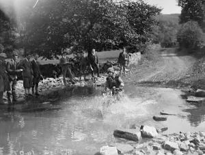 Black And White Motorcycle Images Drucke: Watersplash