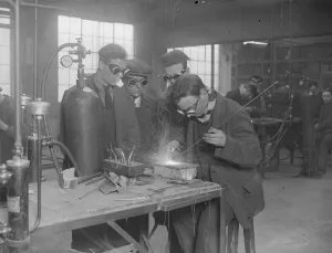 Fox Photos Getty Images Drucke: Welding Class