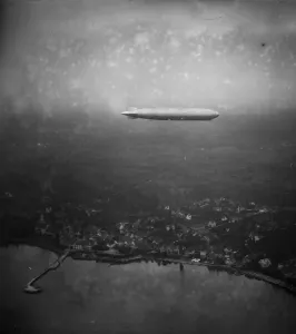 Historic Flight Photos Drucke: Zeppelin In Flight