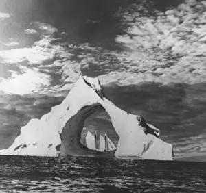 Arctic Landscape Photo Drucke: Iceberg Arch