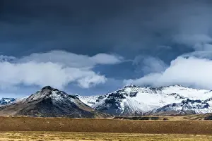 Snowy Mountain Range Images Drucke: Icelandic landscape with a dramatic sky, near Vik, Iceland