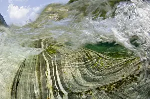 Sedimentary Rock Layers Drucke: Inside a waterfall in the Verzasca River