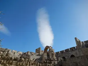 East Jerusalem Landmarks Drucke: Jerusalem, cloud on an old arch