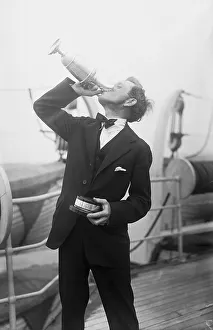 Hans Jocher Hutchison Trinkt aus dem Pokal