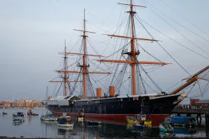 Portsmouth Drucke: Der erste Stahlpanzerer HMS Warrior auf dem Hafen von Old Portsmouth im hampshire