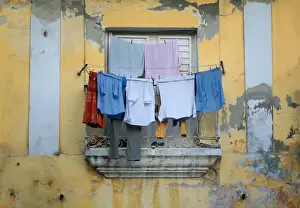Bilder Datiert 2. August 2012: Wäsche trocknen außen vor dem Fenster