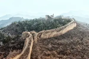 International Landmark Drucke: A long wall