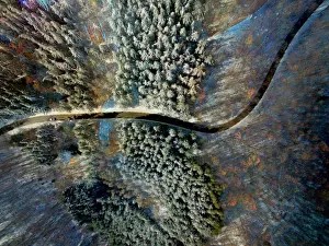 Drucke von Kreative Bild aus der Drohnenperspektive direkt vom Himmel her von derselben Bergstraße im Naturschutzgebiet Montseny in Katalonien halb im Herbst mit Wald und die andere Hälfte winterlich mit Kunstwerke Des Surrealismus Drucke: Zusammenfassung zweier Bilder in einem Bild erzeugt Glitch