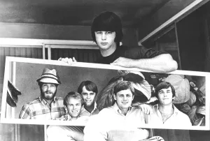 Drucke von Los Angeles - CIRCA 1967: Die Rockband The Beach Boys wird in einem Spiegel widergespiegelt, der von ihrem Produzenten und Gründer Brian Wilson gehalten wird. circa 1967 (L-R) Musik Drucke: Brian Wilson hält ein Spiegelbild, das die anderen Beach Boys widerspiegelt.