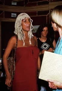 Vintage Celebrity Images Online Drucke: Cher Out And About