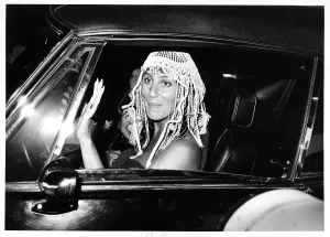 Retro Celebrity Fashion Drucke: Cher Out And About