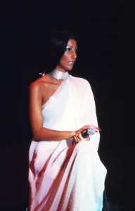 Retro Pop Culture Photos Drucke: Cher Performing