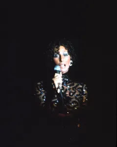 Retro Pop Culture Pictures Drucke: Cher Performing