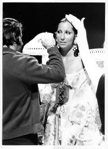 Iconic Female Singers Drucke: Cher Performing