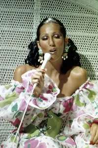 Old School Hollywood Glamour Drucke: Cher Performing