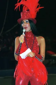 Classic Entertainment News Drucke: Cher The Ringmaster