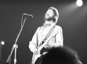 Clapton spielt.