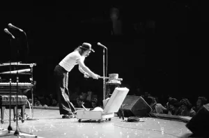 Comedy Legends Of The 80s Drucke: Gallagher Performs Live