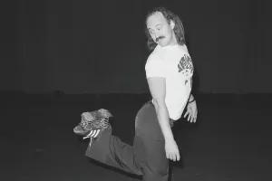 80s Entertainment News Archives Drucke: Gallagher Performs Live
