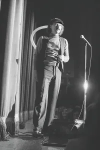 Vintage Comedy Photos Drucke: Gallagher Performs Live