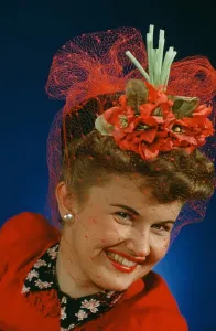 Vintage Model Portraits Drucke: MODEL POSING IN 1938