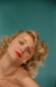 Gerahmter Druck : MODEL POSING IN 1938 Gerahmter Druck : MODEL POSING IN 1938