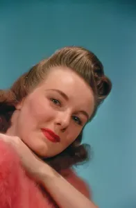 Retro Model Photoshoot Drucke: MODEL POSING IN 1938